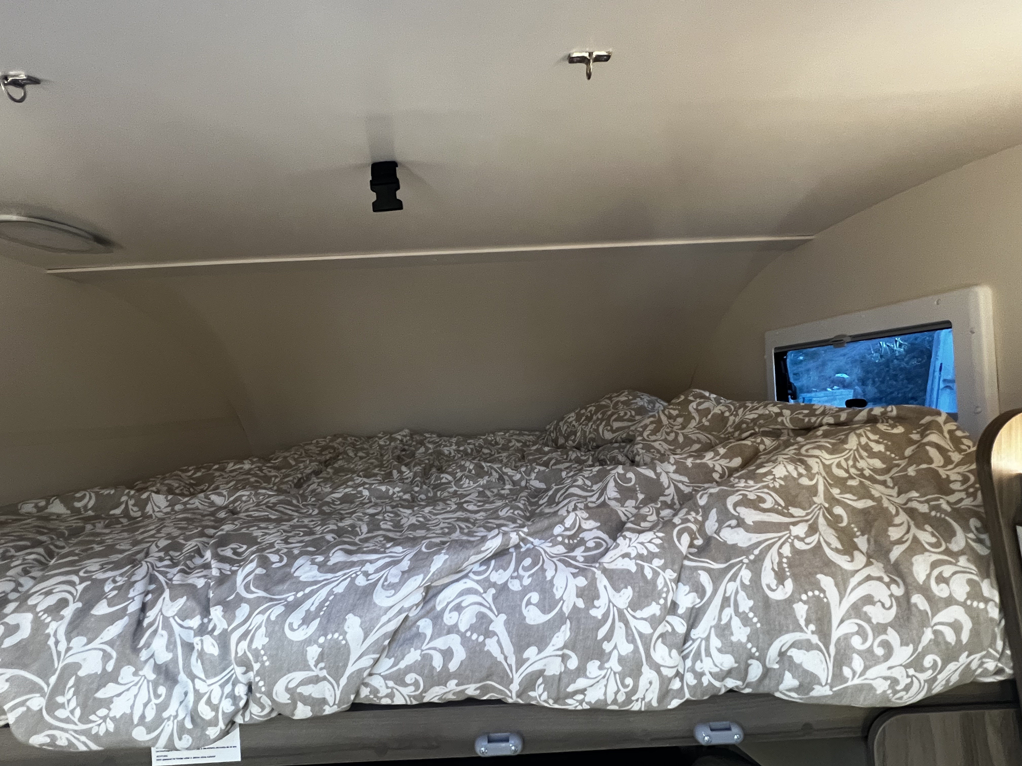 Cama capuchina de matrimonio sobre la cabina