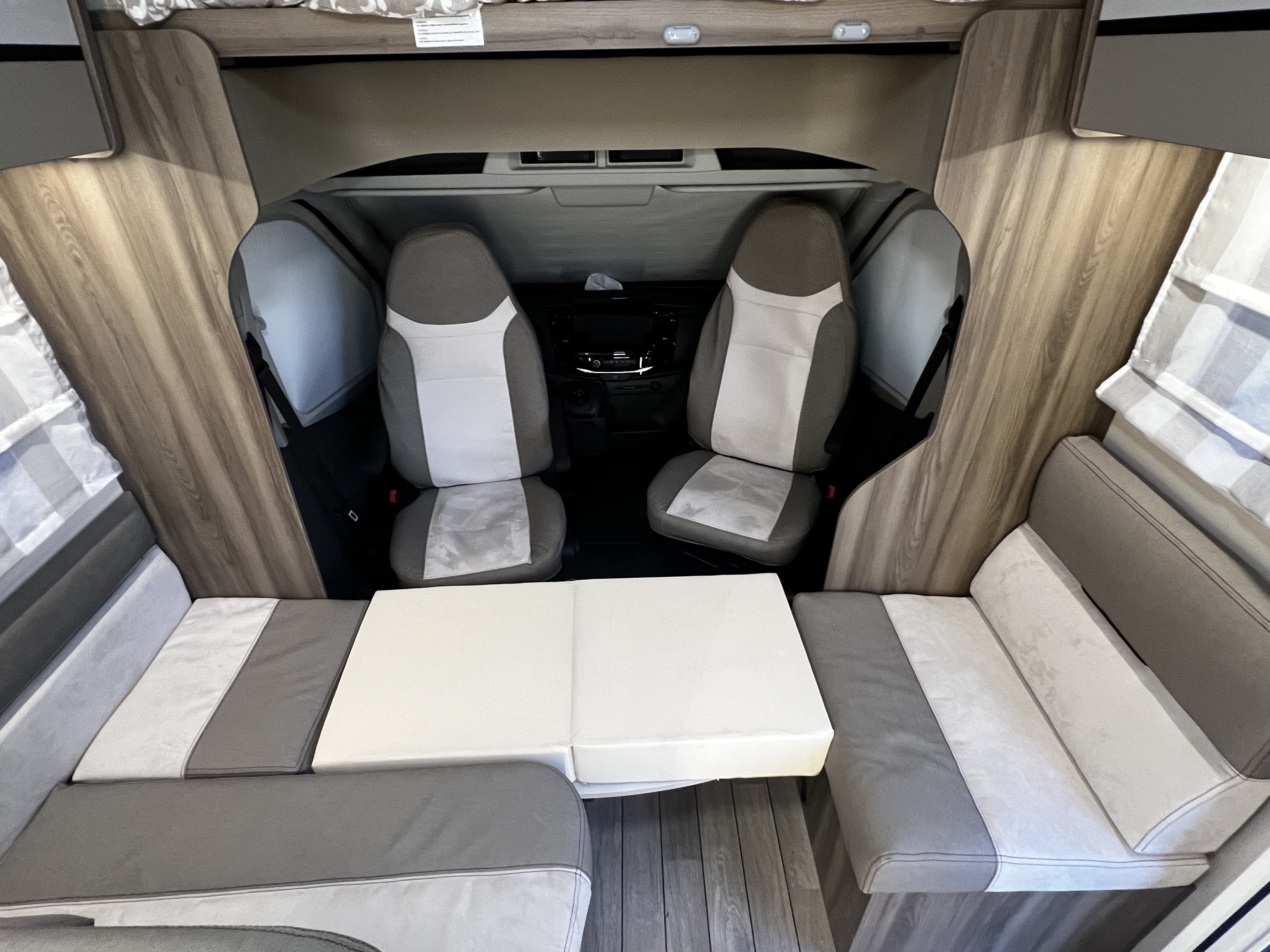 Cama convertible en el comedor